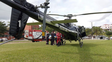 Notícia - Homem é hospitalizado após acidente envolvendo carro e patrola