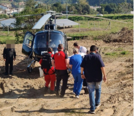 Notícia - Após sofrer queda de caminhão em movimento, homem é encaminhado ao hospital