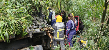 Notícia - Braço do Norte: Caminhão cai em córrego e motorista fica preso às ferragens