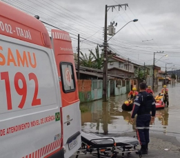 Notícia - Duas pessoas morrem por consequências das chuvas em SC (ÁUDIO)