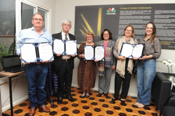 Notícia - Professores criciumenses recebem Diploma de Mérito Educacional 