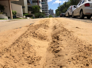 Notícia - Uma manhã e quatro carros atolados na rua Santo Antônio 