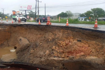 Notícia - Içara: buraco é aberto em trecho da SC-445