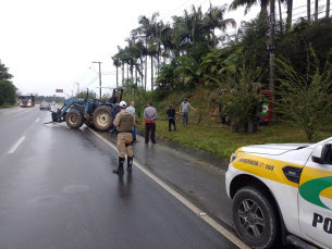 Notícia - Scania sai da pista e tomba na SC-108; Motorista não foi encontrado no local