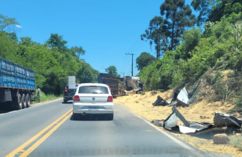 Notícia - Trânsito fica em meia pista na SC-108 após caminhão tombar em Urussanga