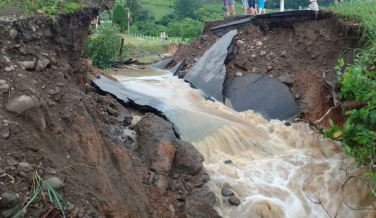 Notícia - Chuva abre cratera na SC-370