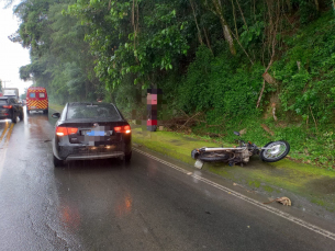 Notícia - Motociclista é encaminhado ao hospital após colidir contra carro na SC-108