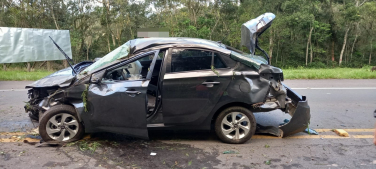 Notícia - SC-108: motorista perde o controle do veículo e colide em barranco em Urussanga