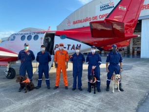 Notícia - Mais bombeiros de SC embarcam para Petrópolis