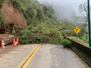 Notícia - Equipe limpa pista após queda de barreira na Serra do Rio do Rastro (FOTOS e VÍDEO)