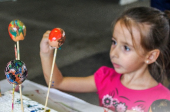 Notícia - Páscoa: Crianças podem pintar ovos coloridos para decorar a Osterbaum