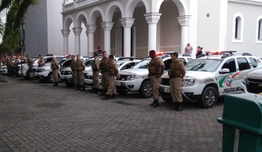 Notícia - Com sirenes ligadas, policiais prestam última homenagem ao soldado Rovaris