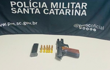 Notícia - Homem é preso com arma de fogo no Centro de Criciúma