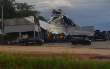 Notícia - Temporal derruba dois pavilhões em Içara