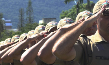 Notícia - Governador confirma chamada de 500 soldados e 35 oficiais da Polícia Militar no início de janeiro