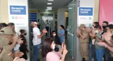 Notícia - Recepção emocionante para policial baleado que deixou o hospital (VÍDEO)