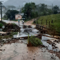 Notícia - Bombeiros isolam ponte em Urussanga