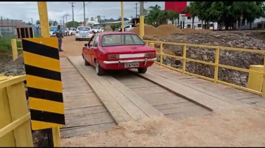 Notícia - Ponte provisória é liberada para veículos pequenos na Lino Zanolli