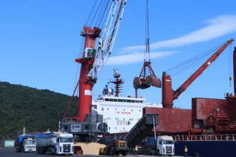 Notícia - Porto de Imbituba tem recorde histórico de movimentação de cargas no semestre