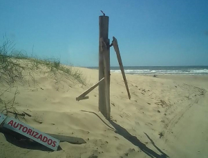 Notícia - Portão de acesso à beira-mar e Barra do Rio Araranguá é destruído