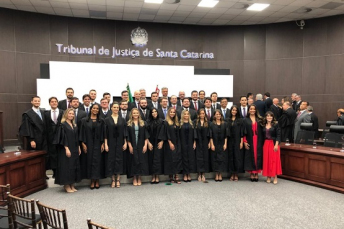 Notícia - Juíza nascida na Inglaterra toma posse na justiça catarinense