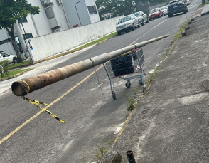 Notícia - Criciúma: homem é preso após ser pego transportando poste furtado em carrinho de supermercado