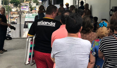 Notícia - Mais de 12 horas esperando atendimento e fila dobrando o quarteirão (VÍDEO)