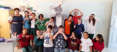 Notícia - Coelho da Páscoa visita escolas de Turvo