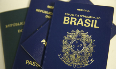 Notícia - Por falta de verba, Polícia Federal suspende emissão de novos passaportes 