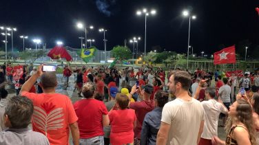 Notícia - Apoiadores de Lula comemoram a vitória no Parque Altair Guidi (FOTOS E VÍDEO)