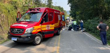 Notícia - Pedras Grandes: motociclista fica gravemente ferido após acidente envolvendo caminhão