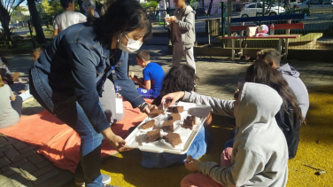 Notícia - Crianças do CRAS fazem piquenique na praça em Araranguá