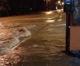 Notícia - Volume das águas faz ruas virarem rios em Praia Grande (VÍDEOS)