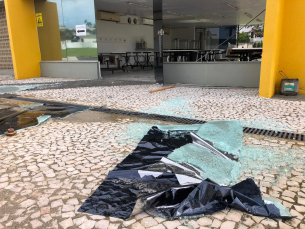 Notícia - Vendaval afeta estrutura da prefeitura de Criciúma (FOTOS)