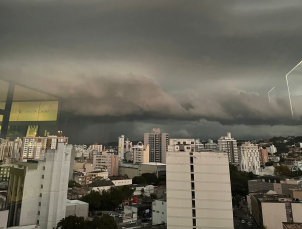 Notícia - Temporal faz céu escurecer cedo em Criciúma (VÍDEO)