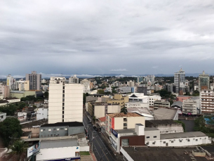 Notícia -  Semana começa com tempo fechado e chuva