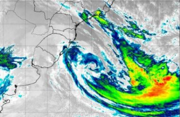 Notícia - Ainda ativo, ciclone extratropical se afasta em direção ao Oceano Atlântico