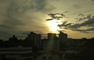 Notícia - Domingo de sol entre nuvens e pancadas de chuva no sul catarinense 