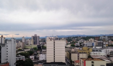 Notícia - Domingo com vento Sul e chuva na região