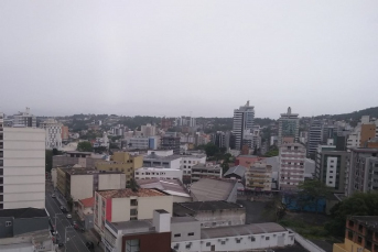 Notícia - Semana começa com tempo fechado e alguns pingos de chuva