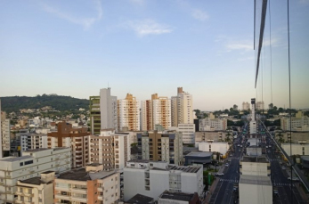 Notícia - Terça-feira de calor e com chance de chuva à tarde