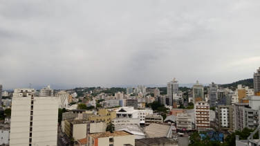 Notícia - Quarta-feira com tempo abafado e risco de chuva à tarde