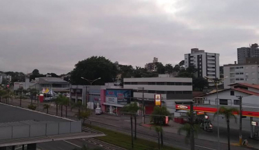 Notícia - Até 33º e pancadas de chuva nesta quarta