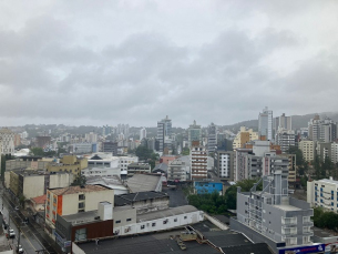 Notícia - Márcio Sônego: chuva persiste nesta segunda-feira; acumulado deve chegar a 60 milímetros até o feriado (ÁUDIO)