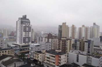 Notícia - Chuva continua ao longo do dia e volta no fim de semana