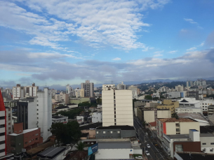 Notícia - Segunda-feira com sol entre nuvens