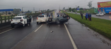 Notícia - BR-101: engavetamento envolvendo sete veículos deixa motorista ferido em Araranguá