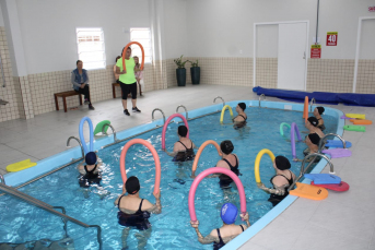 Notícia - Piscina hidroterápica recebe a primeira aula em Morro da Fumaça