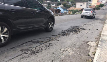 Notícia - Após chuva, asfalto novo fica esburacado na rua João Pessoa (VÍDEO)