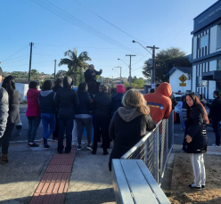 Notícia - Comunidade protesta após crimes de estupro em escola de Cocal do Sul